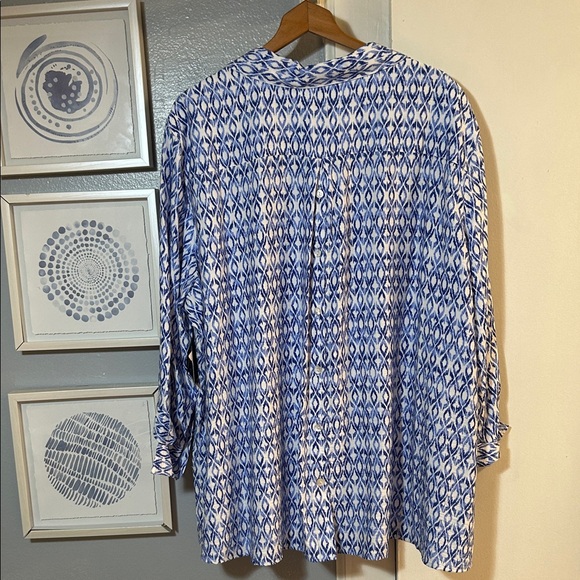 NWT John Mark Women’s Plus Size 3X Blue and White Geometric Button UP Hi-Lo Top - Picture 2 of 7
